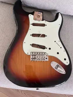 FENDER VINTERA 60'S STRATOCASTER BODY 3 TONE SUNBURST WITH TREMOLO, JACK, PCKGRD