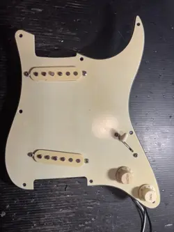 PICKGUARD FENDER PICKUPS