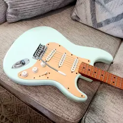 VINTAGE EDITION STRATOCASTER