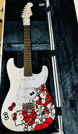 FENDER HELLO KITTY STRATOCASTER