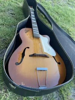 EKO ACOUSTIC GUITAR HOLLOW BODY - 6 STRINGS W/ CASE & FENDER PICK