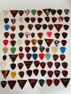 91 FENDER GUITAR PICKS VINTAGE & CONTEMPORARY