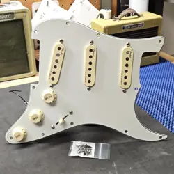 920D FENDER N4 NOISELESS STRATOCASTER LOADED PICKGUARD FOR FENDER STRAT GUITAR