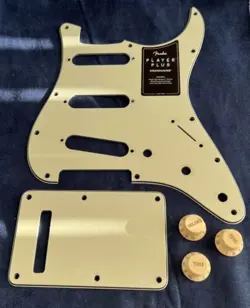 FENDER PLAYER PLUS SERIES STRATOCASTER MINT GREEN PICKGUARD, TREMOLO COVER KNOBS