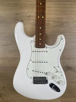 PLAYER STRATOCASTERâ® PAU