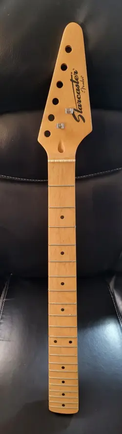 ARROW HEADSTOCK MAPLE