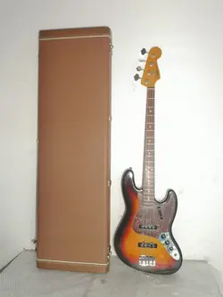 USED ELECTRIC BASS WITH CASE FENDER AMERICAN VINTAGE 62 JAZZ