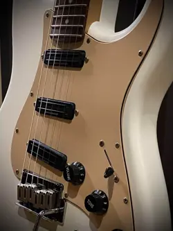 SQUIER BY FENDER DELUXE HOT RAILS STRATOCASTER ELECTRIC GUITAR WHITE USED