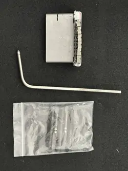 FENDER AMERICAN DELUXE STRATOCASTER BRIDGE (2 POINT)