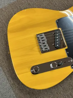 BLACK PICKGUARD BUTTERSCOTCH