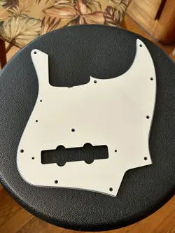 BASS PICKGUARD.