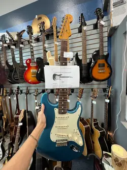 FENDER CLASSIC SERIES '60S STRATOCASTER ELECTRIC GUITAR BLUE EXCELLENT CONDITION