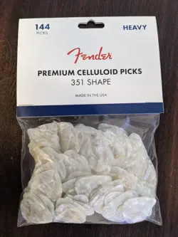 FENDER 351 PREMIUM CELLULOID GUITAR PICKS - WHITE MOTO, HEAVY 144-PACK (1 GROSS)