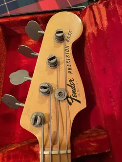 FENDER FRETLESS BASS GUITAR