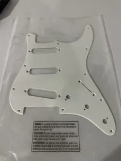 FENDER PICKGUARD WHITE