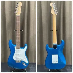 ELECTRIC GUITAR FENDER JAPAN STRATOCASTER LAKE PLACID BLUE S/N O058698 WITH CASE