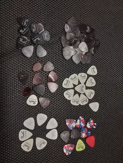 MEDIUM GUITAR PICKS