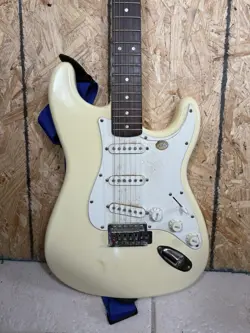 STRATOCASTER SQUIER ROSEWOOD