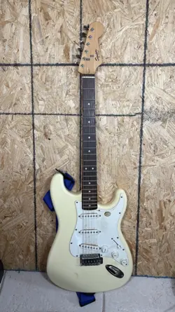 GUITAR W/MANUAL CASE!