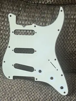 VINTAGE 1980F FENDER STRATOCASTER PICK GUARD W/B/W