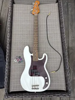 ALMOST BRAND NEW FENDER SQUIER PRECISION BASS GUITAR WITH CASE AND STAND.