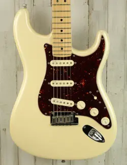 USED FENDER AMERICAN DELUXE STRATOCASTER (918)