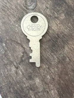 CHENEY#30 KEY VINTAGE 1970’S-80’S FENDER G&L CASE KEYS. MAYBTOLEX. SEE DESCRIPTI