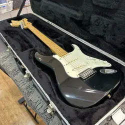 ELECTRIC GUITAR FENDER JAPAN STRATOCASTER 1993-1994 PRODUCTION BLACK WITH CASE