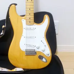STRATOCASTER FENDER JAPAN WITH CASE