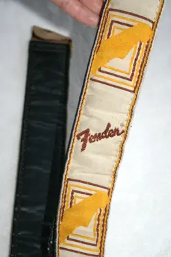 VTG FENDER GUITAR STRAP WHITE & GOLD STITCHING LEATHER ENDS PLASTIC BUCKLE 80S ?