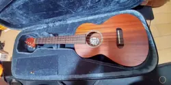UKULELE FENDER PA'INA NATURAL S/N IGU118297 WITH SEMI-HARD CASE