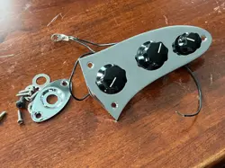 FENDER AMERICAN PERFORMER MUSTANG BASS CONTROL PLATE POTS KNOBS