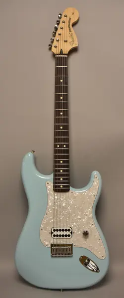 2024 FENDER ARTIST SERIES TOM DELONGE SIGNATURE STRATOCASTER DAPHNE BLUE