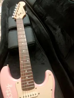 GUITAR PINK USED