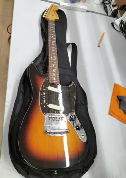 FENDER MADE IN JAPAN TRADITIONAL 1960S MUSTANG 3 TONE SUNBURST 2017 E.GUITAR