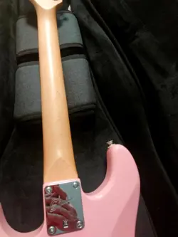HELLO KITTY SQUIER BY FENDER STRAT MINI GUITAR