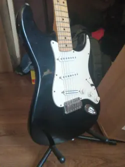 2000 FENDER STRATOCASTER MIM W/ SEYMOUR DUNCAN HOT RAILS BRIDGE