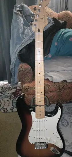 6-STRING FENDER STRATOCASTER WITH MAPLE FINGERBOARD