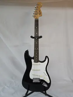 SQUIER STRATOCASTER BY FENDER AFFINITY SERIES BLACK ELECTRIC GUITAR WITH CASE
