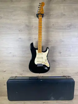 FENDER AMERICAN STANDARD STRATOCASTER 1984