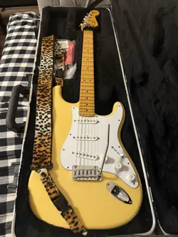 FENDER YNGWIE MALMSTEEN STYLE STRATOCASTER - VINTAGE WHITE W/ MAPLE FB