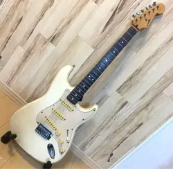 STRATOCASTER WHITE ELECTRIC