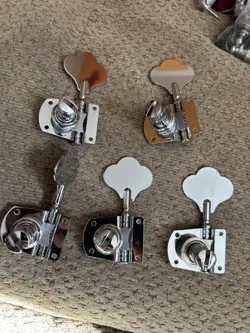 SET FENDER PLAYER V5-STRING BASS TUNERS TUNING PEGS FROM A FENDER PRECISION JAZZ