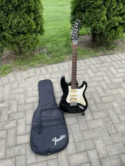 VINTAGE 1990’S VANTAGE ELECTRIC GUITAR STRAT STYLE WITH FENDER GIG BAG FREESHIP