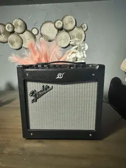ORIGINAL  FENDER MUSTANG 1V2  70W GUITAR AMP