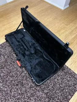 FENDER  DELUXE MOULDED  STRAT TELE  GUITAR CASE