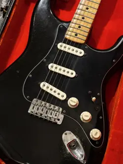 FENDER 1976 STRATOCASTER BLACK   MAPLE