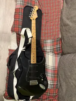 2000 MIM BLACK FENDER STRATOCASTER SEE DESCRIPTION