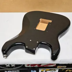 GLOSS BLACK STRAT