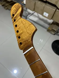 LARGE HEADSTOCK 21FRET